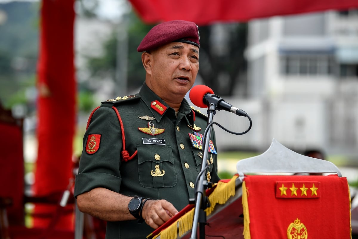 PANGLIMA Tentera Darat Jeneral Tan Sri Mohammad Ab Rahman menyampaikan ucapan pada Majlis Perbarisan Penyerapan Pegawai dan Anggota Sukarela di Padang Kawad Kementah hari ini. FOTO Bernama