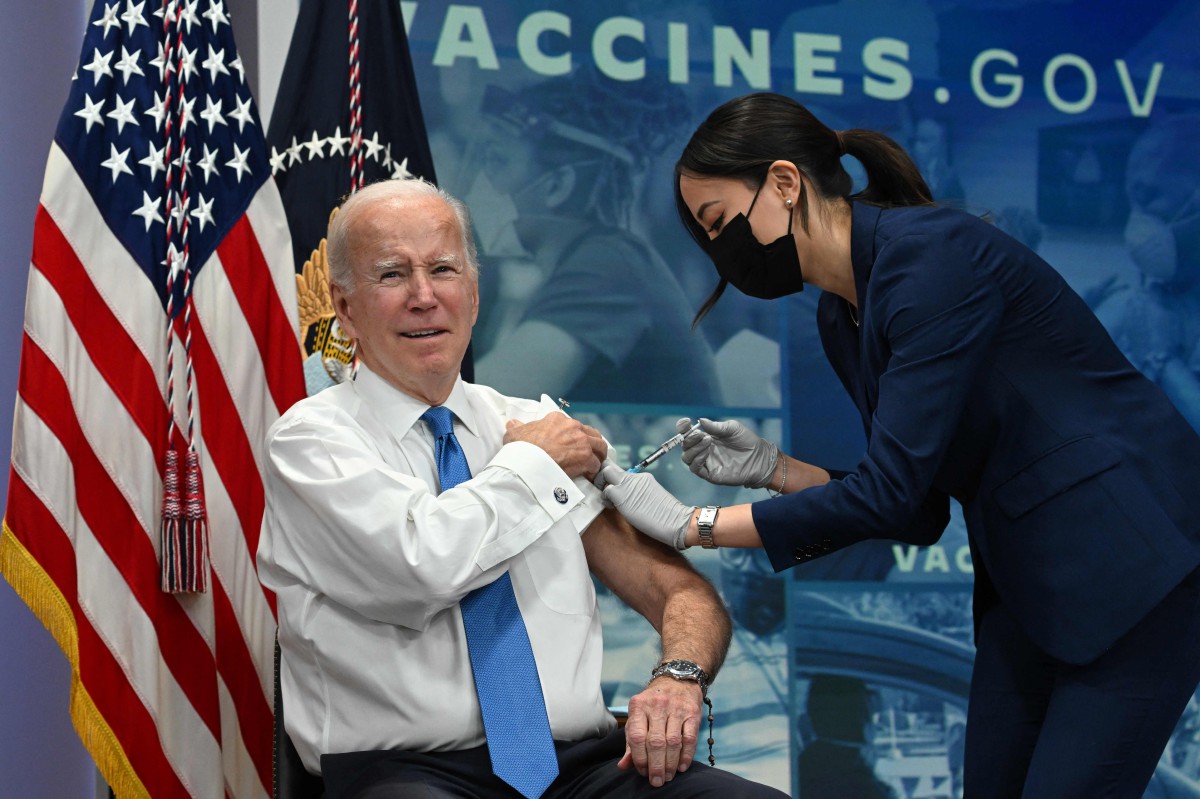 Biden menerima suntikan penggalak vaksin Covid-19 di Washington. - FOTO AFP
