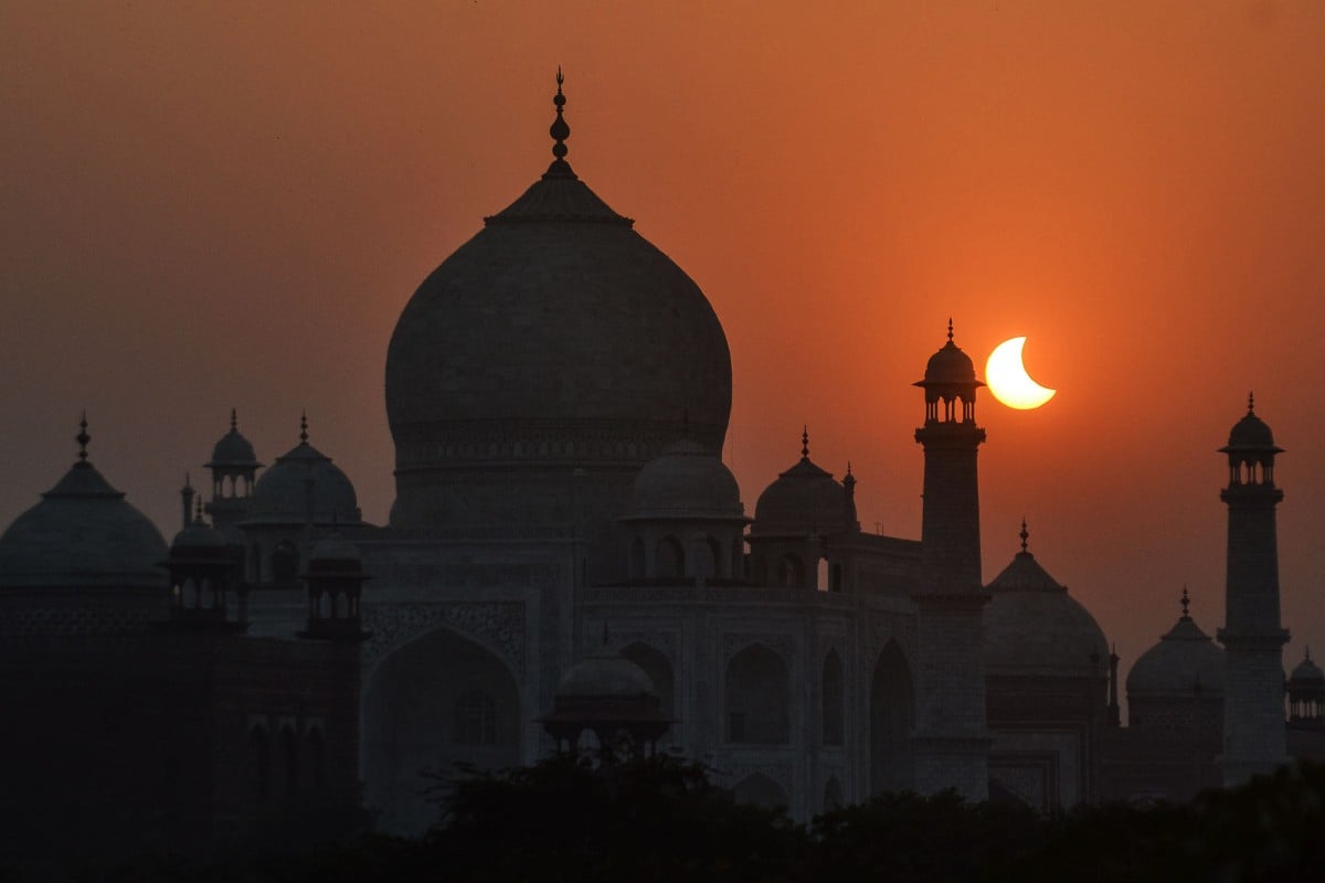 Imej Taj Mahal dengan latar gerhana matahari separa. - FOTO AFP