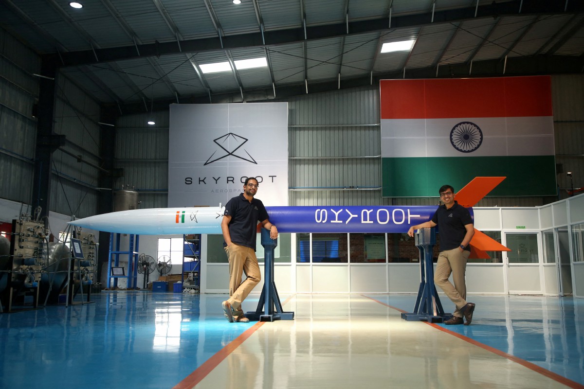 Pawan Chandana dan Bharath Daka, pengasas Skyroot Aerospace, bersama replika roket Vikram-S. - FOTO Reuters