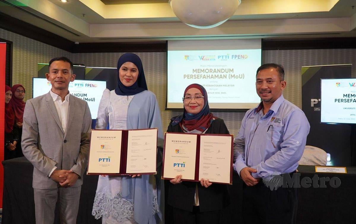 DR Norazah (dua dari kanan) dan Siti Farhana (dua kiri) menandatangi dokumen MoU, Dr Mohd Mahzan Awang (kanan sekali) dan Muhd Habibunajjar (kanan sekali).