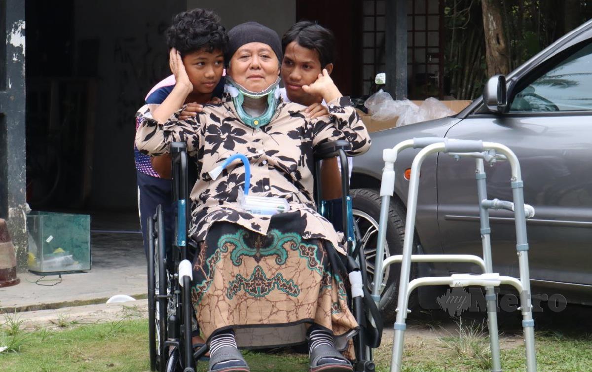 NORAINI (tengah) bersama cucunya, Mohd Aiman (kiri) dan Mohd Ikman. FOTO Muhammad Lokman Khairi