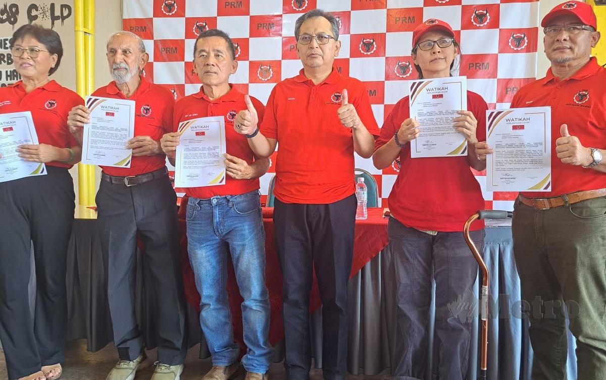 EZAM Mohd Nor (tiga dari kanan) mengumumkan calon yang akan bertanding di lima kerusi DUN Pulau Pinang hari ini.  FOTO Aminah Yusof