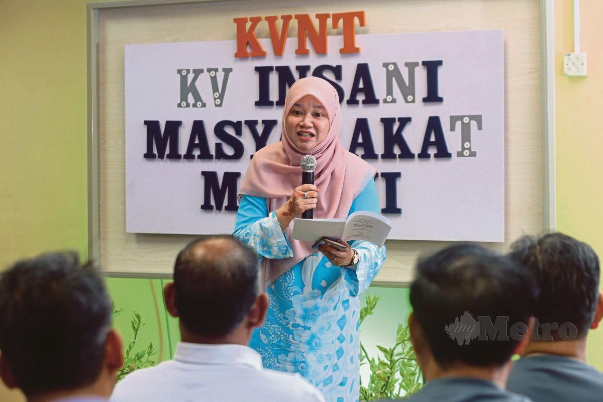 FADHLINA Sidek berucap pada Majlis Pelancaran Program Kolej Vokasional (KV) Insani Masyarakat Madani Pulau Pinang. FOTO Danial Saad
