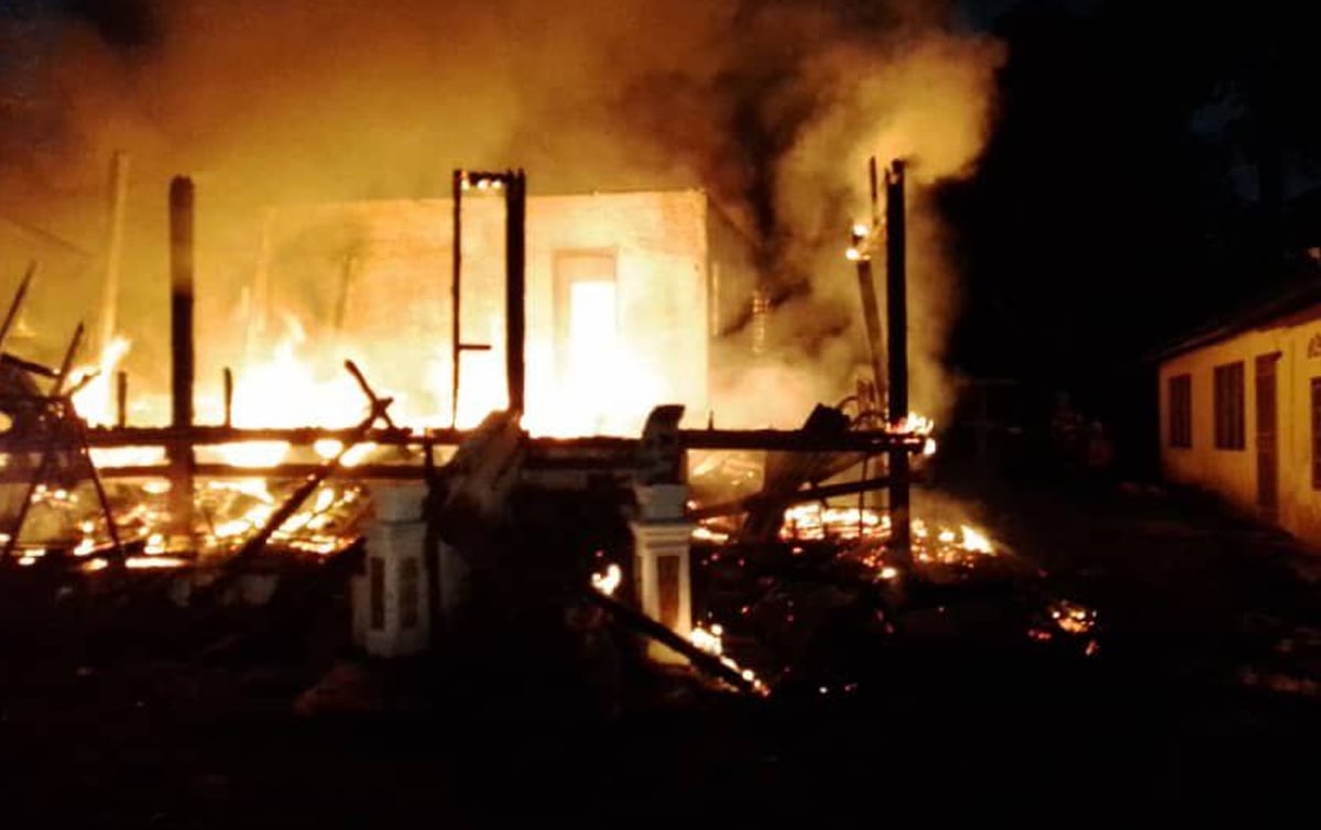  KEADAAN api yang marak memusnahkan kediaman di Kampung Sungai Petai. IHSAN BOMBA
