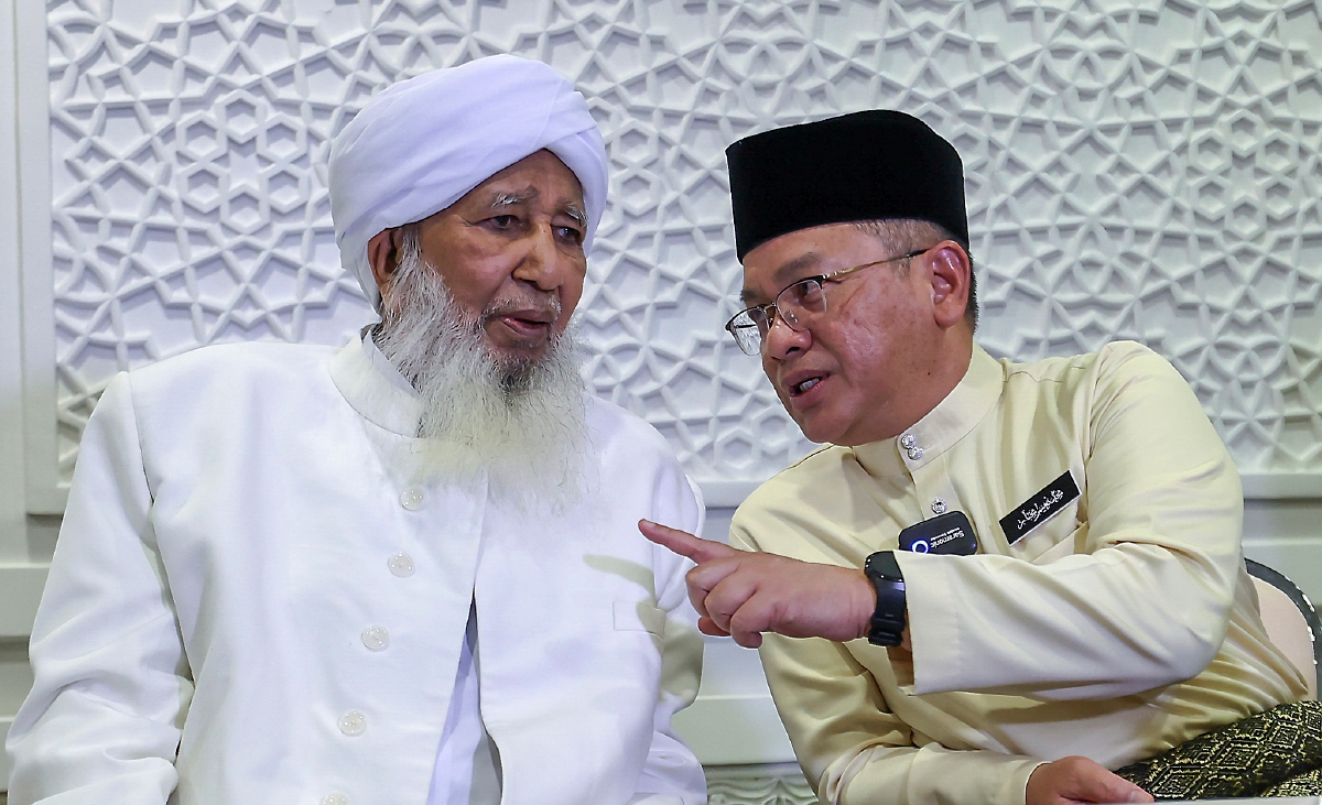NA’IM Mokhtar (kanan) bersama Mufti Besar India dan juga Pengasas Jamia Markaz, Kerala, India Al-Allamah Syeikh Abu Bakar Ahmad Al-Malibari ketika kunjungan hormat di Kompleks Islam Putrajaya hari ini. FOTO Bernama
