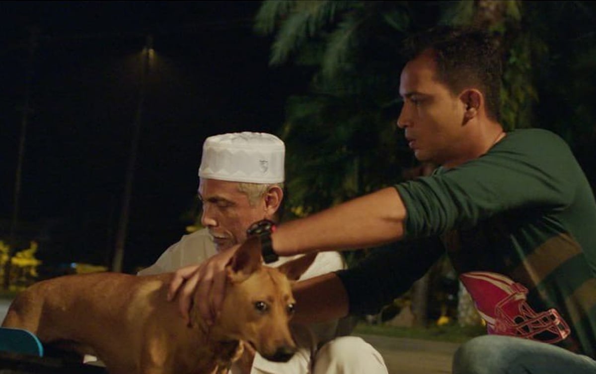Babak dua pelakon beragama Islam memegang anjing dalam filem itu.