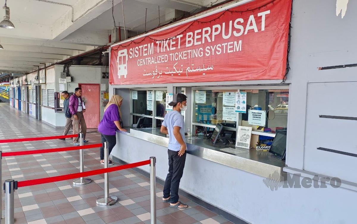 ZAMZAM melihat kakitangannya memeriksa tiket di kaunter Hentian Bas Majlis Bandaraya Kuala Terengganu di sini. FOTO Faizul Azlan Razak