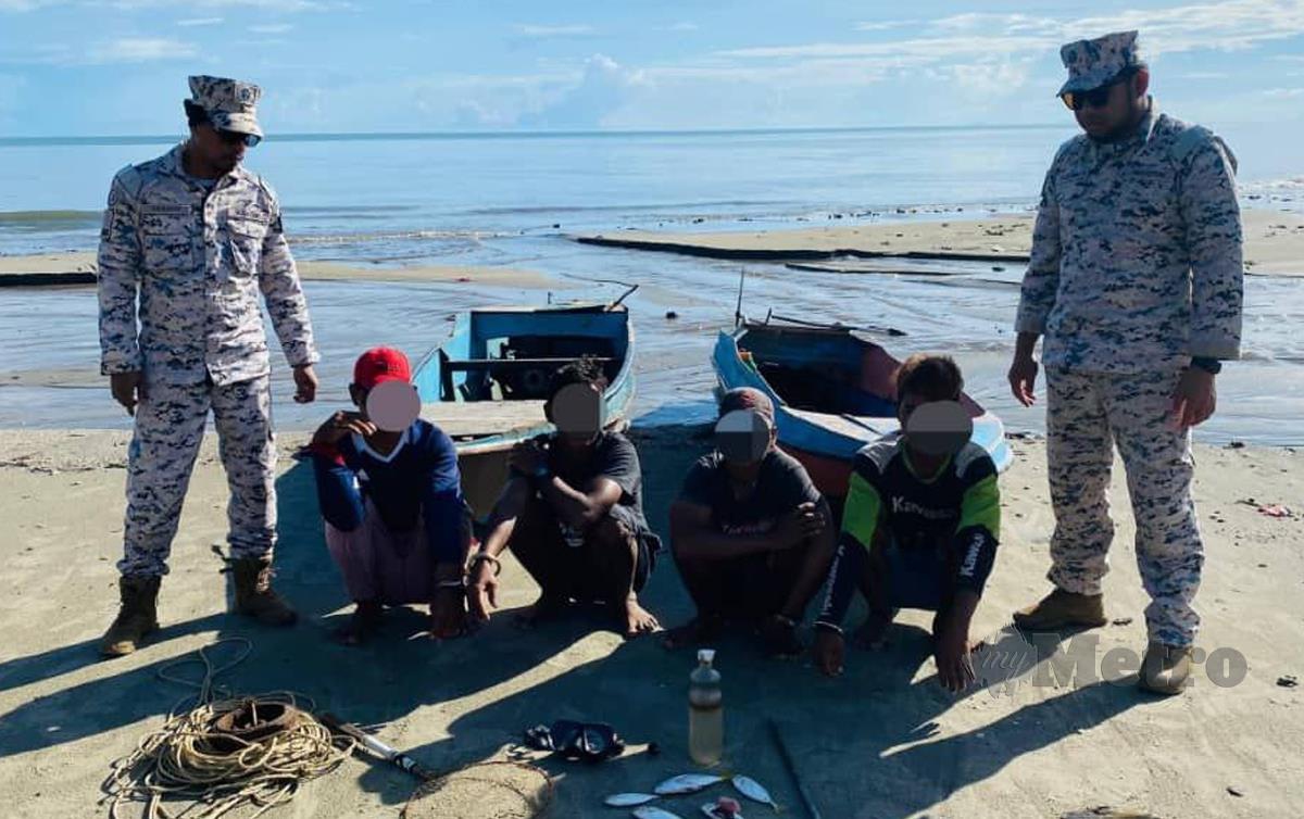 EMPAT lelaki warga Filipina ditahan selepas disyaki melakukan aktiviti mengebom ikan di perairan Lahad Datu.