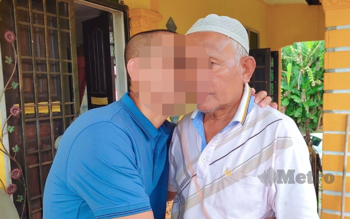 WAN Mohd Azman mencium pipi ayahnya selepas dibebaskan selepas selesai menjalani hukuman penjara atas kesalahan mengedar dadah pada 1999.  FOTO Nurul Fatihah Sulaini