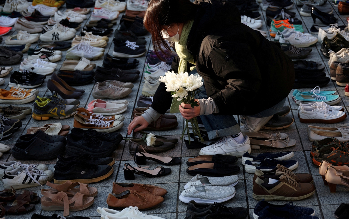 SEORANG aktivis di Seoul, Korea Selatan meletakkan bunga  di dalam kasut menandakan rakyat Palestin yang terkorban.