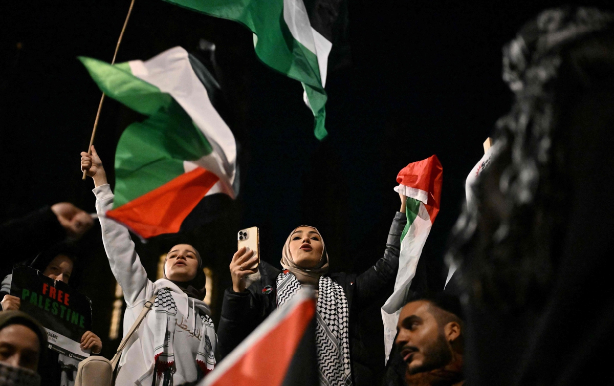 PENUNJUK perasaan mengibarkan bendera Palestin ketika perhimpunan menyokong Palestin yang diadakan di depan bangunan Parlimen, London.