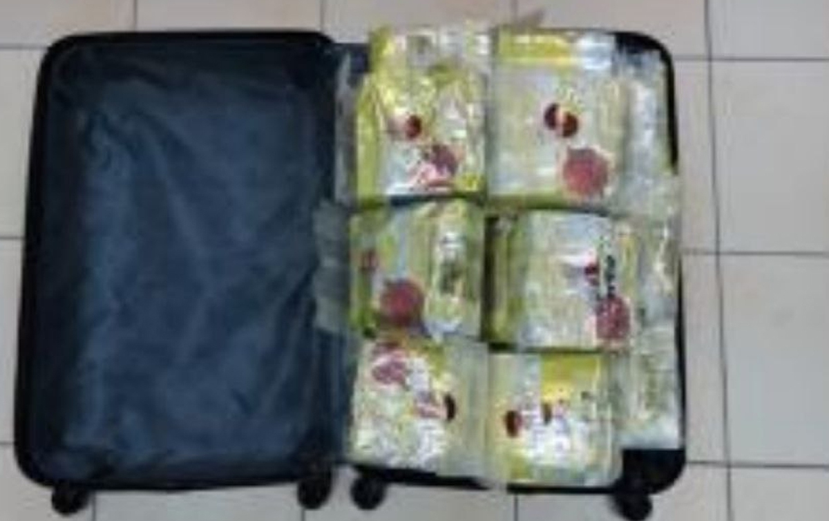 BAGASI mengandungi dadah jenis Methaphetamine seberat 34.514 kilogram bernilai RM1,224,800 yang dirampas di LTAK. FOTO ihsan JKDM