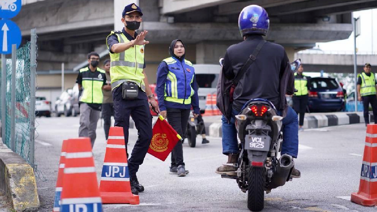 JPJ Kuala Lumpur memeriksa motosikal dalam Operasi Khas Motosikal sempena Hari Raya Aidilfitri (HRA) 2023, di sekitar ibu negara bermula 20 April sehingga semalam. FOTO Ihsan Ihsan JPJ KL