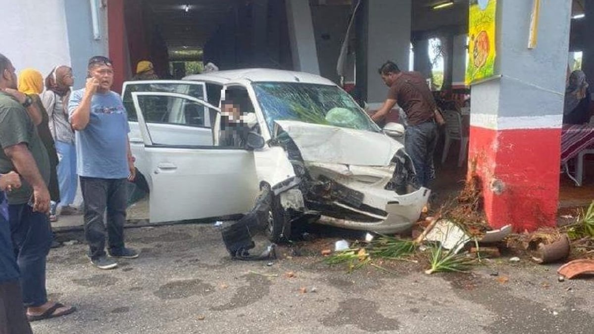 Kereta Perodua Viva yang dinaiki empat sekeluarga remuk selepas melanggar kedai makan di kaki Gunung Jerai. FOTO tular FB