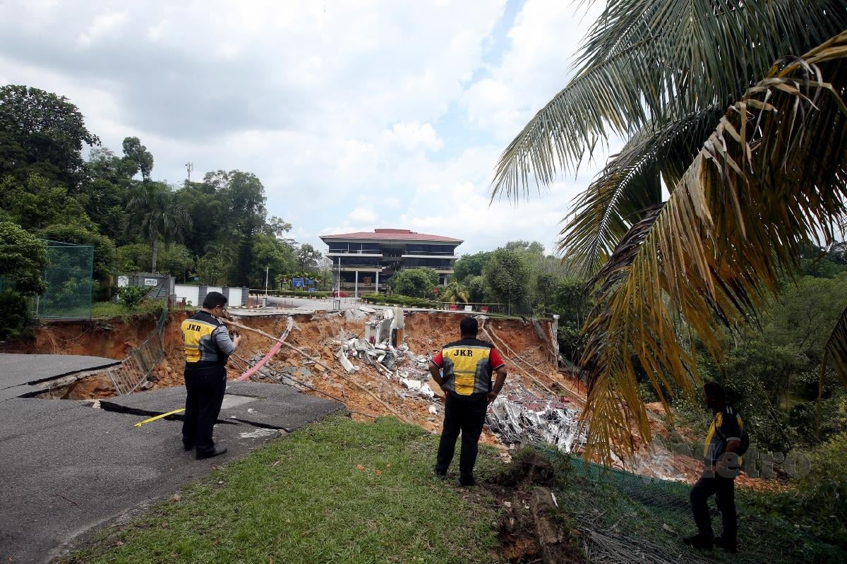 PEGAWAI JKR melakukan pemantauan di lokasi kejadian tanah runtuh di bangunan Akademi Pencegahan Rasuah Malaysia, Jalan Duta, Kuala Lumpur . FOTO HAIRUL ANUAR RAHIM