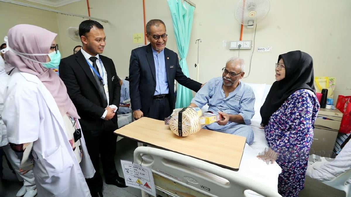Datuk Seri Dr Dzulkefly Ahmad beramah mesra dengan pesakit ketika lawatan ke Hospital Kuala Kubu Bharu. FOTO SAIFULLIZAN TAMADI