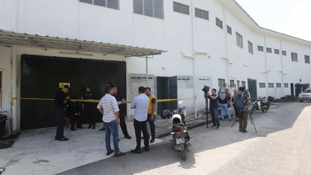 POLIS menjalankan siasatan di kedai emas yang dipecah masuk hingga menyebabkan kerugian RM1 juta. FOTO L MANIMARAN