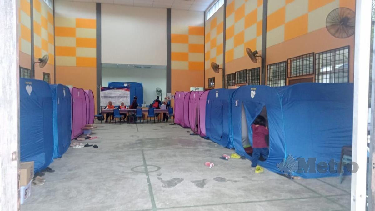 Pusat pemindahan sementara (PPS) di Dewan Serbaguna Kampung Baru Sungai Mas. FOTO MARY VICTORIA DASS