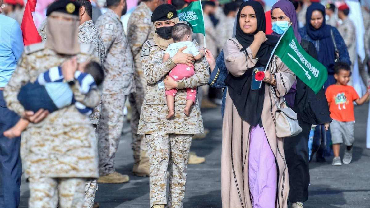 Tentera Laut Arab Saudi membantu orang ramai di Pelabuhan Jeddah hari ini. FOTO Saudi Press Agency/REUTERS