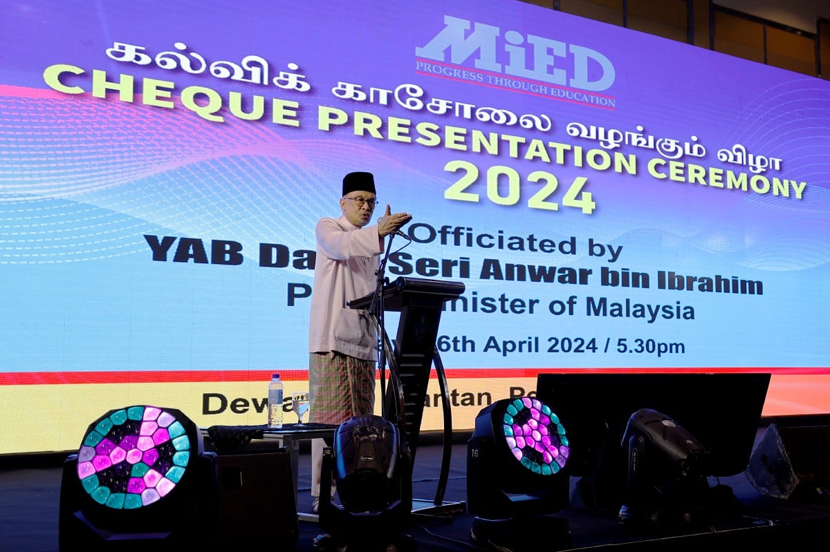 Perdana Menteri Datuk Seri Anwar Ibrahim hadir pada Majlis Penyerahan Sumbangan Institut Pembangunan Pendidikan Maju (MiED) hari ini. FOTO BERNAMA