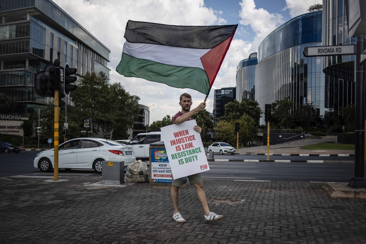 Aktivis pro-Palestin memegang bendera Palestin selepas keputusan ICJ terhadap tindakan Israel. - FOTO AFP