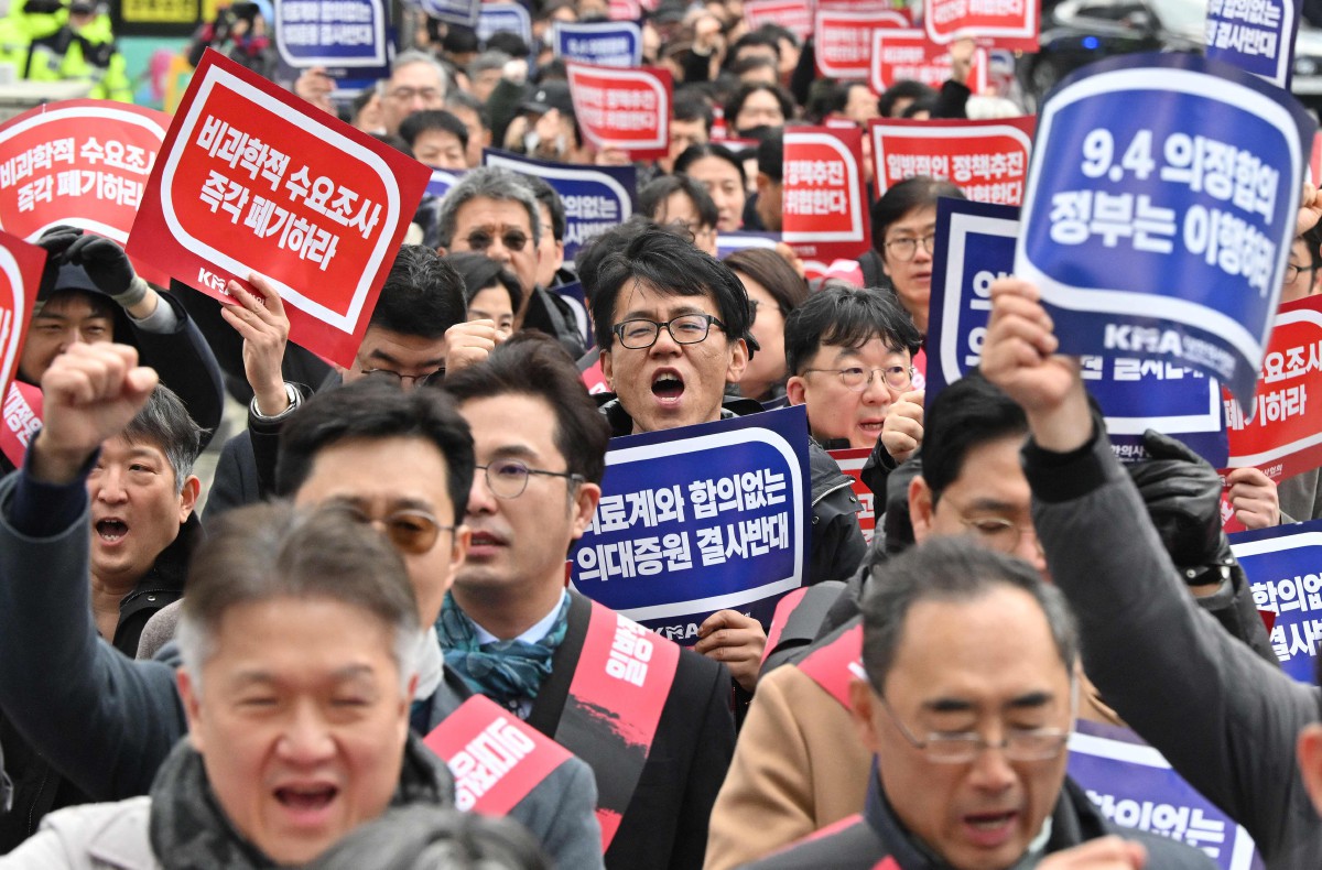 Sebahagian doktor yang menyertai protes di Seoul. - FOTO AFP