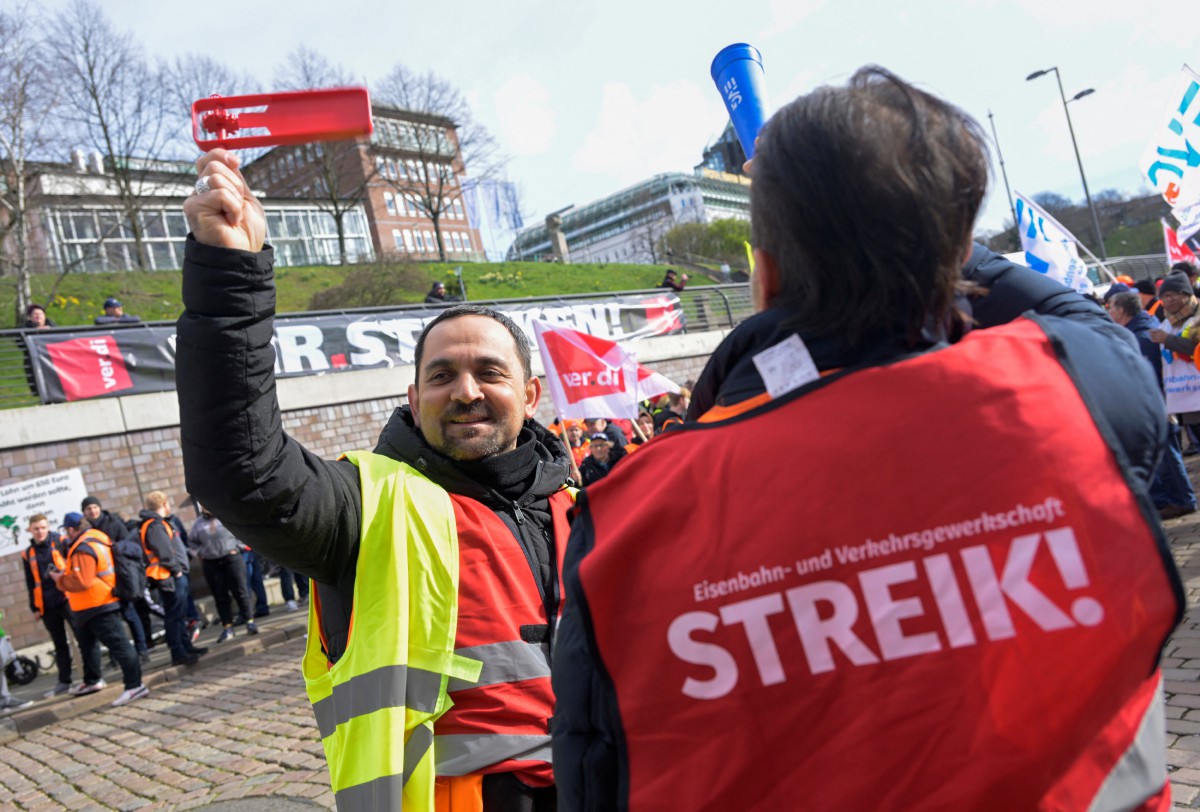 Sebahagian pekerja yang menyertai mogok di Hamburg, Jerman. - FOTO Reuters