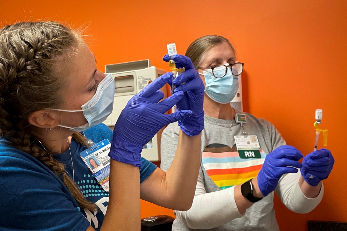 Petugas kesihatan menyediakan vaksin cacar monyet di Chicago, Illinois. - FOTO Reuters