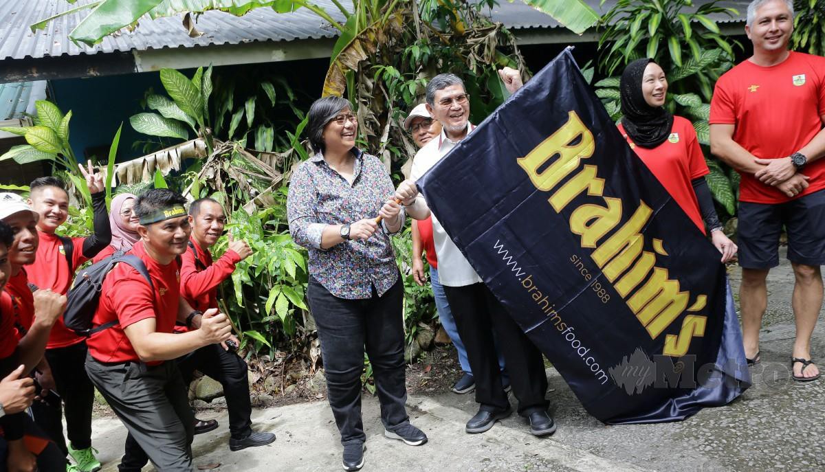  IBRAHIM (tiga dari kanan) bersama Sharzede Salleh melepaskan peserta pada Majlis Pelancaran Brahim’s Outdoor di Kuching.
