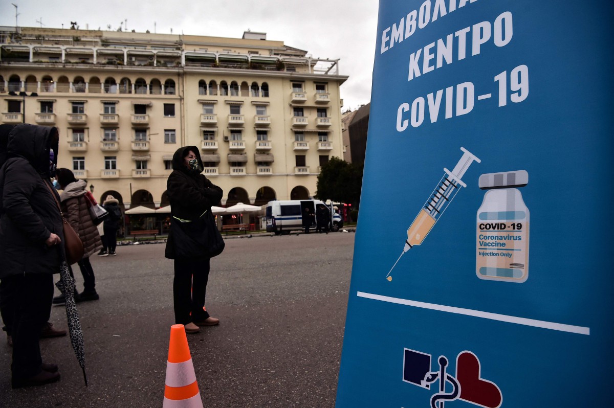 Orang ramai beratur mendapatkan vaksin Covid-19 di Aristotelous Square, Thessaloniki, Greece. - FOTO AFP