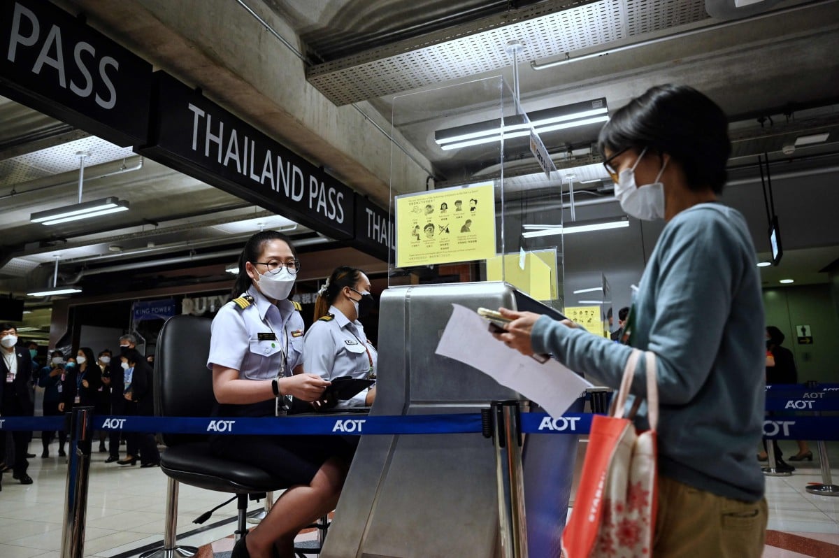 Gambar fail menunjukkan kakitangan lapangan terbang di Bangkok menjalankan tugas menerima pelawat antarabangsa. - FOTO AFP