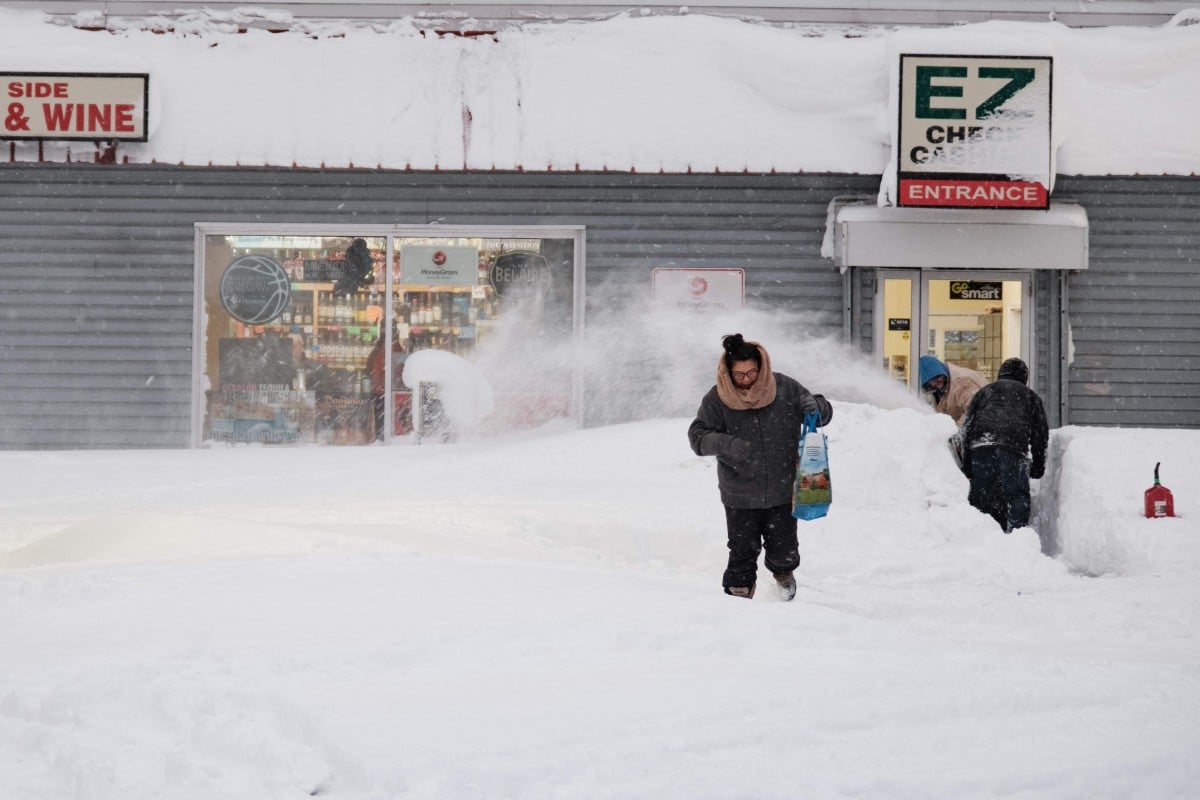 Seorang penduduk mendapatkan barangan di kedai berhampiran kediaman di Buffalo, New York. - FOTO AFP
