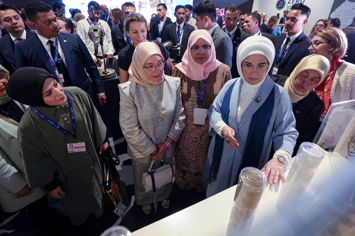 TUNKU Azizah mendengar penjelasan Wanita Pertama Republik Turkiye Emine Erdogan semasa lawatan ke Pavilion Turki. FOTO Bernama