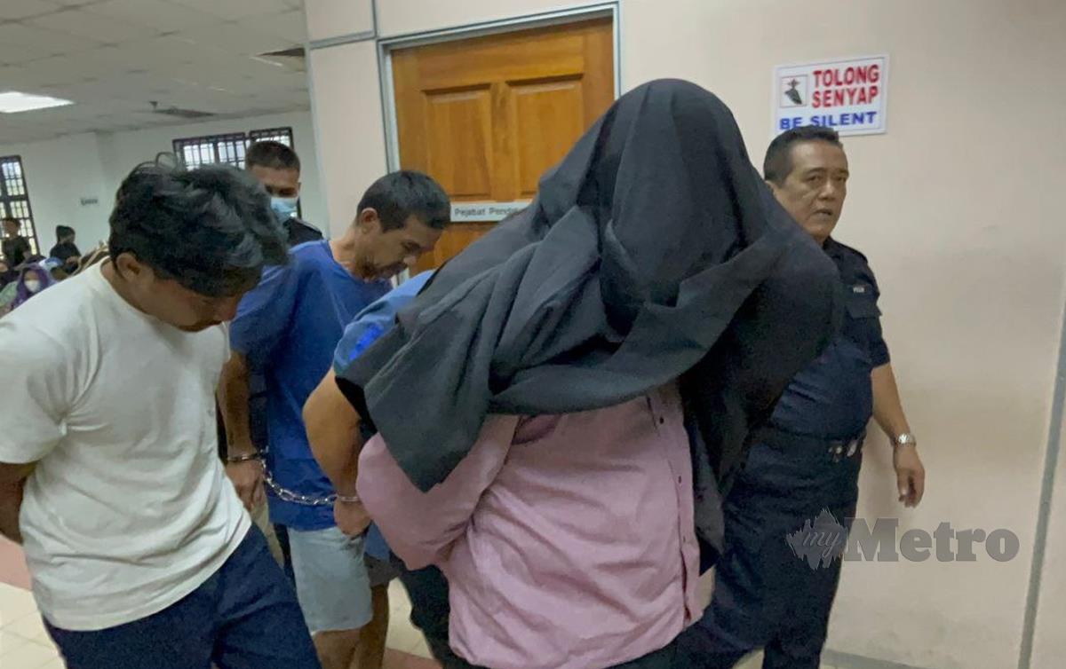 LIMA lelaki termasuk seorang bergelar Datuk dihadapkan ke Mahkamah Majisteret Johor Bahru atas tuduhan mengedar dadah seberat 22.541 kg, pada bulan lalu. FOTO Omar Ahmad