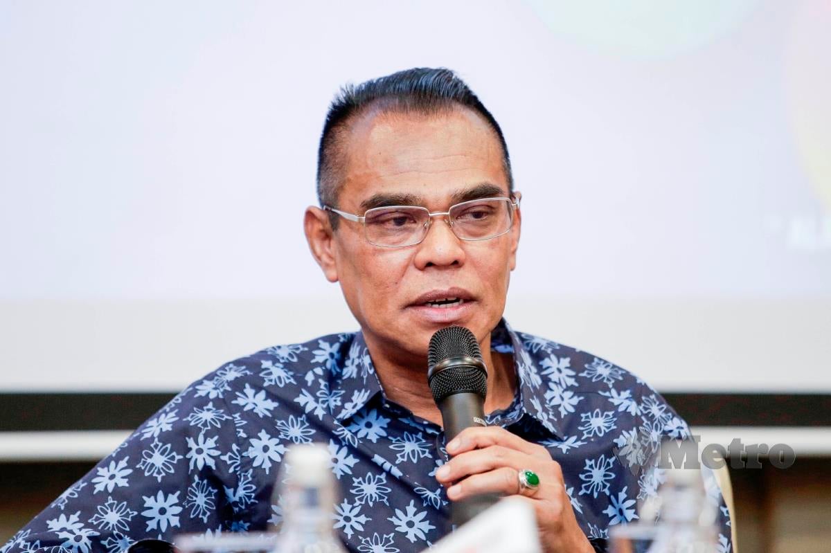 ABDUL Latiff Wan Jaffar menjawab soalan pada Sesi Interaktif Ketua Pengarah Alam Sekitar bersama Pempengaruh dan Media di Hotel Zenith Putrajaya. FOTO Aizuddin Saad