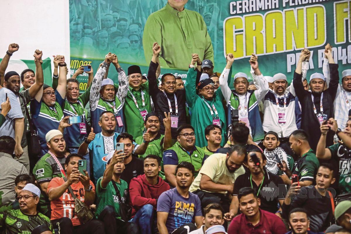 AHMAD Samsuri (tengah) bergambar sambil meraikan kemenangan PRK Kemaman di Arena Square, Chukai. FOTO Ghazali Kori