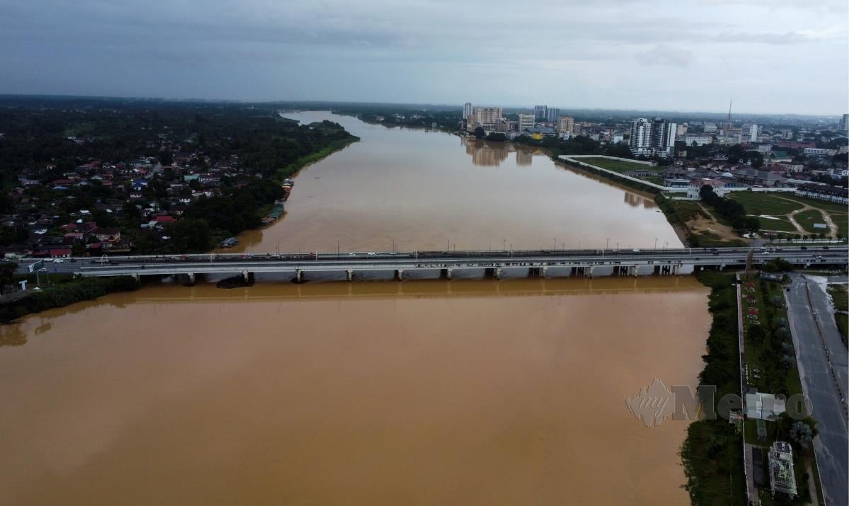 SUASANA mendung di Jambatan Sultan Yahya Petra yang merintangi Sungai Kelantan. FOTO arkib NSTP