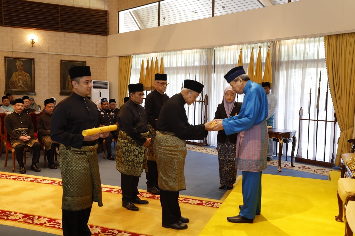 SULTAN Sharafuddin berkenan mengurniakan watikah pelantikan kepada 22 anggota Majlis Agama Islam Selangor (MAIS). FOTO Bernama