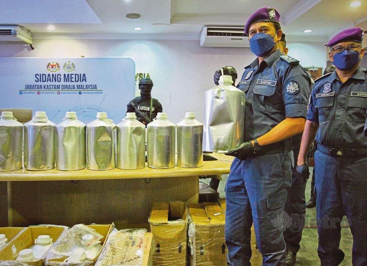 SAZALI (dua dari kanan) menunjukkan botol aluminium yang mengandungi bahan cecair disyaki dadah berbahaya jenis Fentanyl dengan nilai anggaran rampasan RM44.4 juta. FOTO Azrul Edham