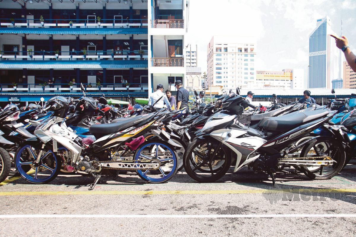 MOTORSIKAL yang dirampas dan diubahsuai pada Sidang Media Khas mengenai motorsikal yang disita dan tangkapan Ops Samseng Jalanan di Dataran JSPT, Kuala Lumpur. FOTO Genes Gulitah