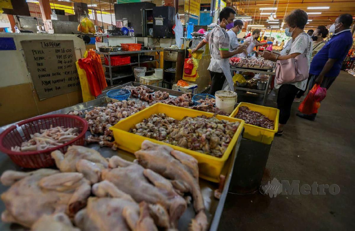 TINJAUAN harga ayam yang didapati naik sekali lagi pada kadar RM0.40 sehingga RM1 sekilogram (kg). FOTO Azrul Edham Mohd Aminuddin