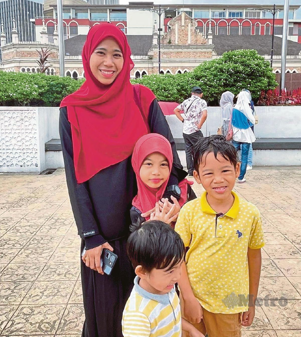 HIDAYAH dari Terengganu bersama anaknya melawat tempat tarikan Dataran Merdeka di Kuala Lumpur. FOTO Nur Elysa Amirah Suhaimi