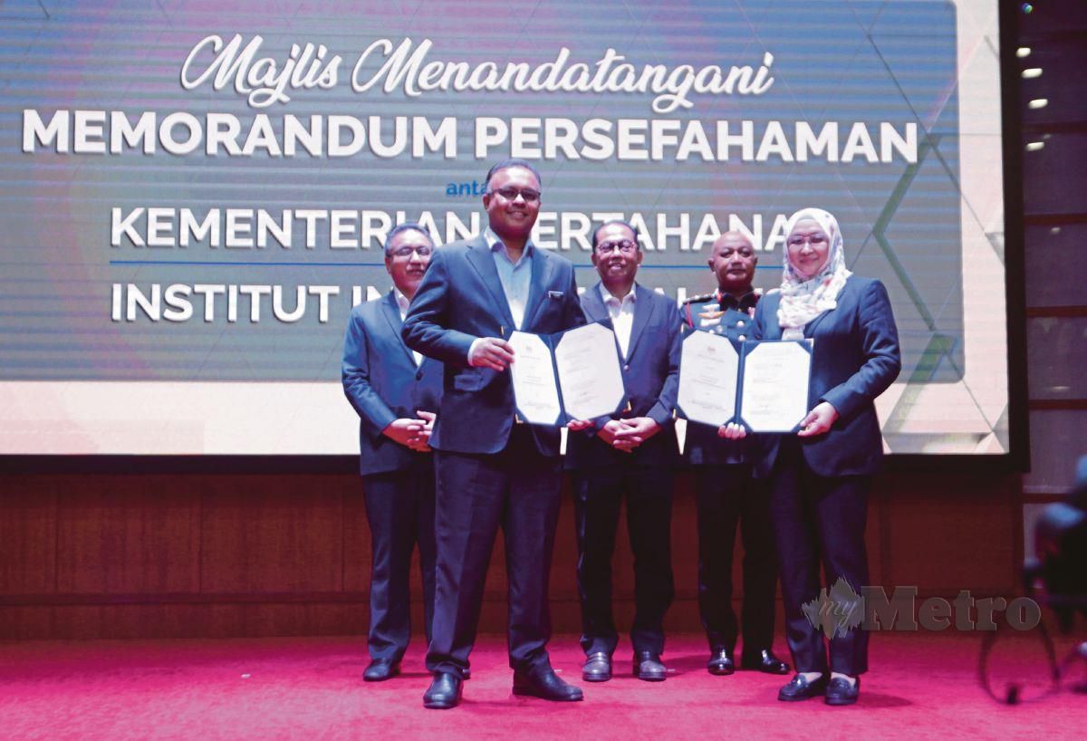 KHALED (tengah) menyaksikan pertukaran memorandum persefahaman ketika Majlis Perutusan Tahun Baharu 2024 di Auditorium Wisma Pertahanan, Kuala Lumpur. FOTO Mohd Shahril Badri Saali