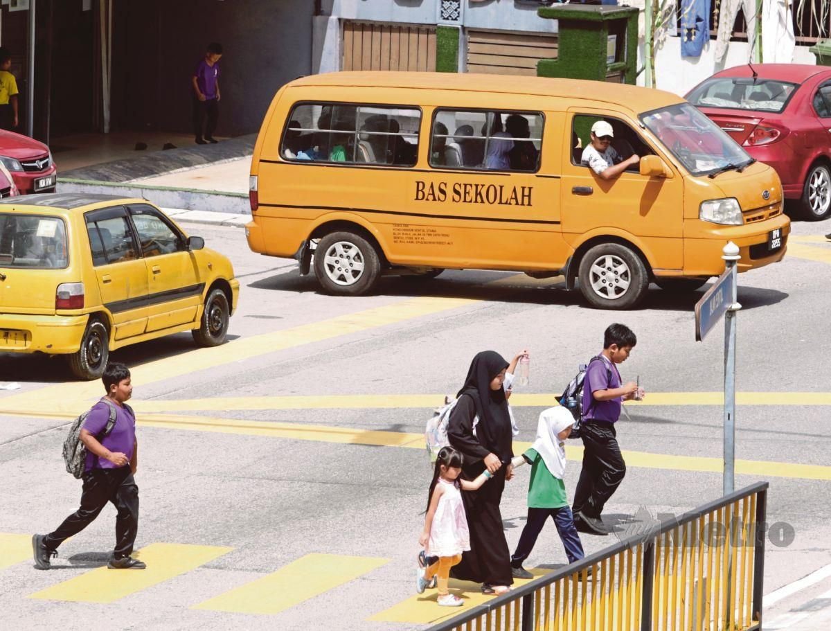 PENGUSAHA bas sekolah menunggu murid pulang dari Sekolah ketika tinjauan kenaikan tambang bas sekolah di sekitar Kuala Lumpur. FOTO Mohamad Shahril Badri Saali