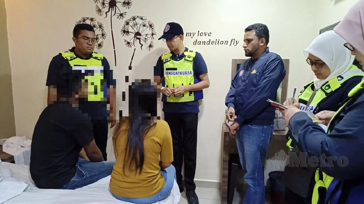 Lima pasangan dicekup kerana disyaki berkhalwat dalam Ops Banteras diadakan Jabatan Agama Islam Negeri Johor (JAINJ) di sekitar bandar raya ini, malam tadi. FOTO IZZ LAILY HUSSEIN