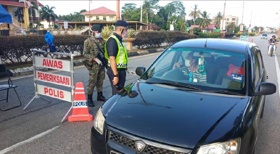 POLIS dan tentera yang bertugas di sekatan jalan raya (sjr) memakai mask, sarung tangan dan penutup muka bagi mencegah jangkitan wabak Covid-19. FOTO IHSAN IPD Hulu Terengganu