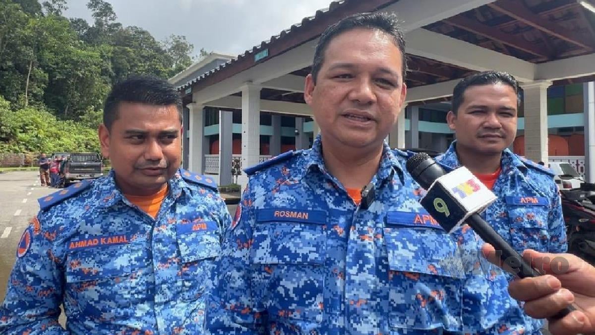Leftenan Kolonel (PA) Mohd Rosman Abdullah (tengah) ketika ditemui di pusat pemindahan sementara di Masjid Jamek Kampung Jongok Batu. FOTO ZATUL IFFAH ZOLKIPLY