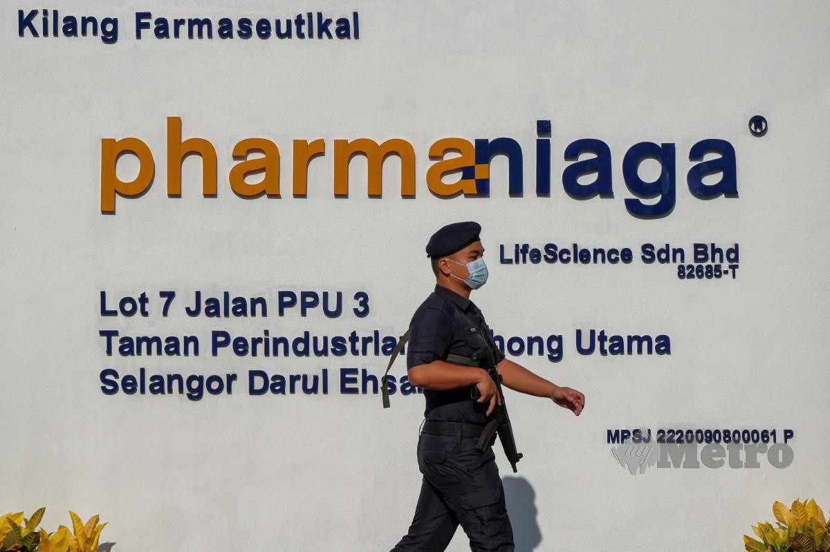 POLIS melakukan kawalan di sekitar kawasan syarikat Pharmaniaga Lifescience Sdn Bhd di Taman Perindustrian Puchong Utama yang menempatkan Vaksin COVID-19 keluaran Sinovac yang tiba dari Lapangan Terbang Antarabangsa Kuala Lumpur (KLIA) jam 10.22 pagi, semalam.