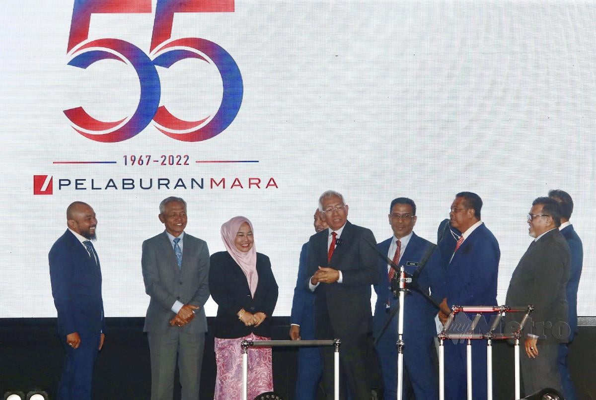 Menteri Pembanggunan Luar Bandar, Datuk Seri Mahdzir Khalid, (empat kiri) melakukan gimik pelancaran dana terbaru PMB Investment dan sambutan Ulang Tahun ke-55 Mara Corporation. - FOTO NSTP